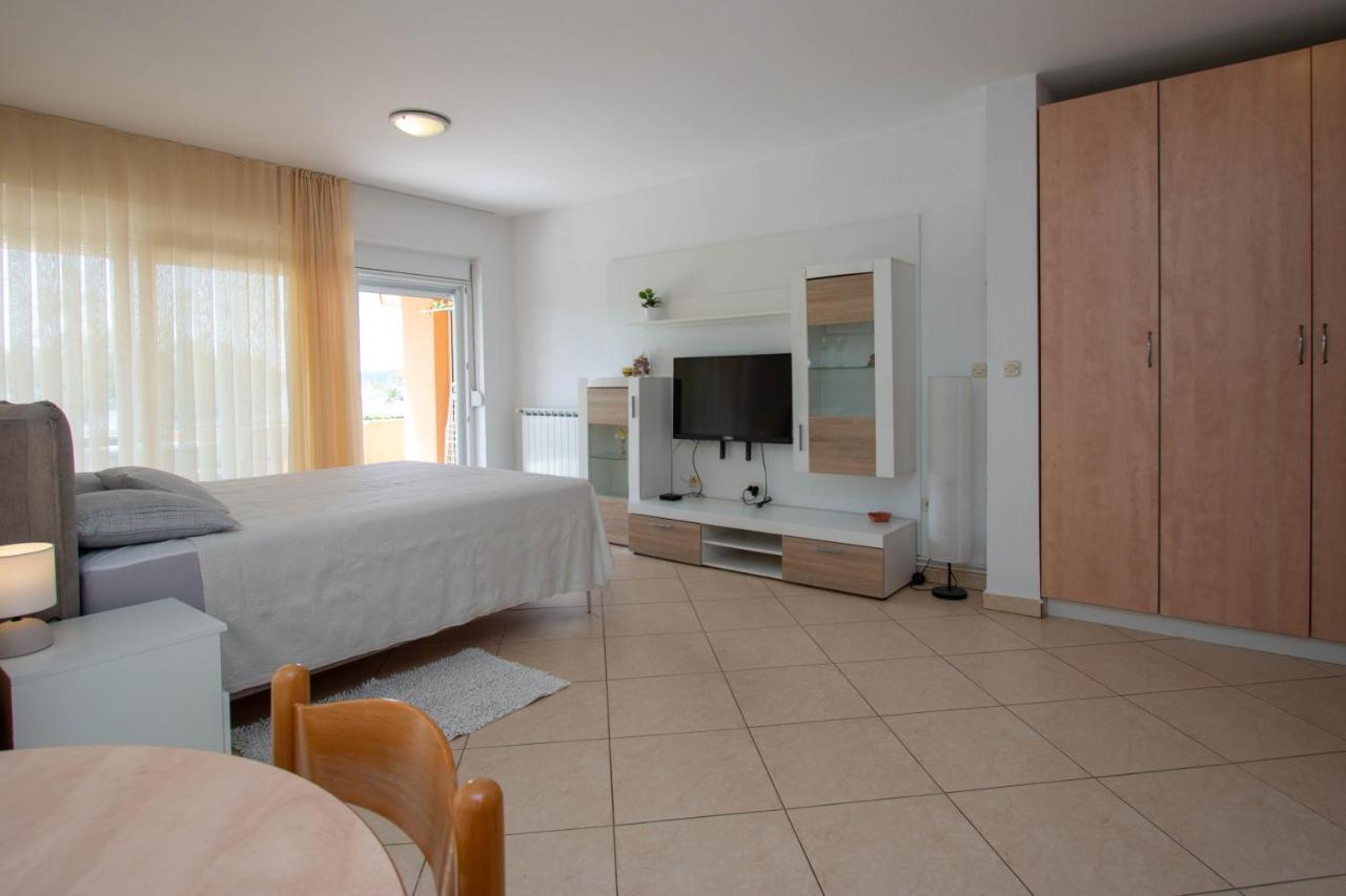 Apartments Matas ซูโกชัน ภายนอก รูปภาพ