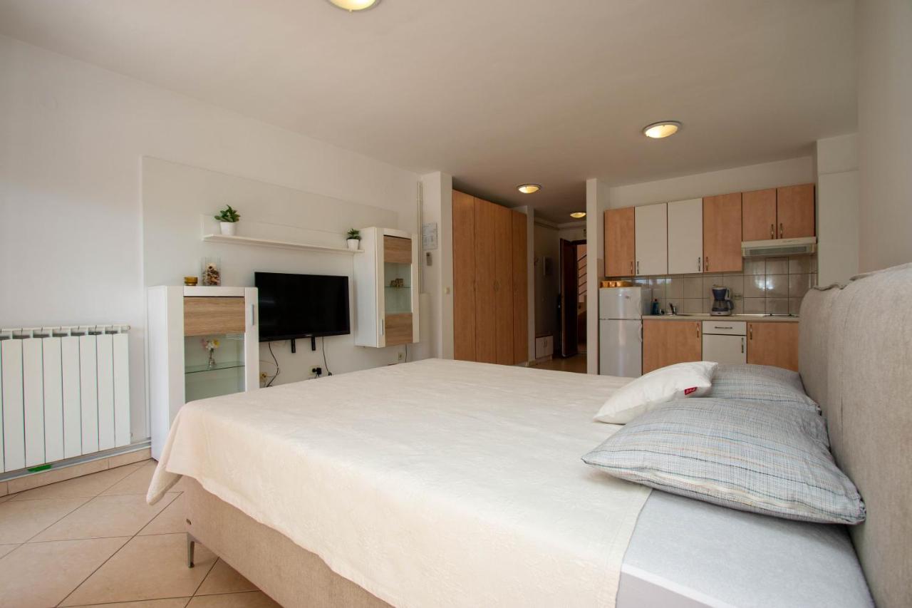 Apartments Matas ซูโกชัน ภายนอก รูปภาพ